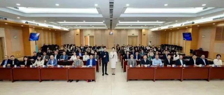 郑圣音出席“智创未来·锐攀巅峰长三角企业家峰会”圆桌论坛