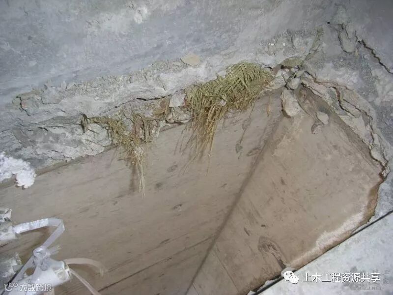 砼施工缝夹渣.jpg