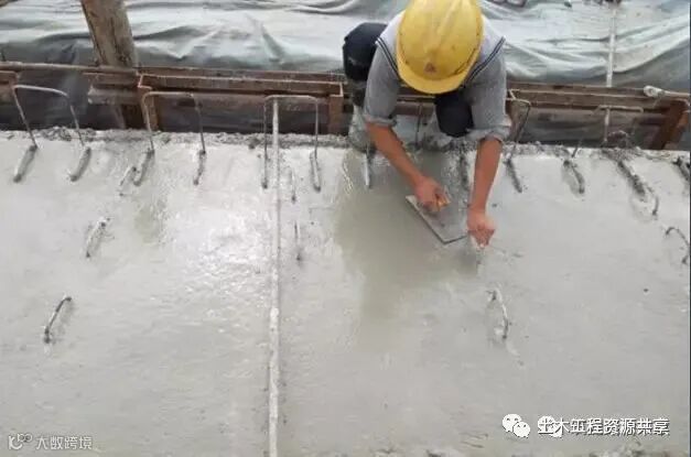 后张法预应力箱梁施工做法细节展示-铁抹子压实