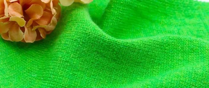 织富纺织：醋酸山羊绒，质地细腻、柔软舒适，具有优异的保暖性和弹性