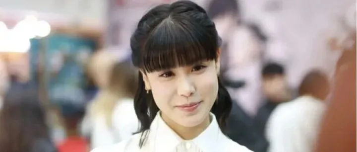 TVB上位小花晒素颜照力证未整容，网民看法各异引热议