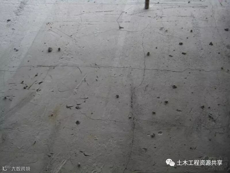 现浇楼板板面较严重开裂.jpg