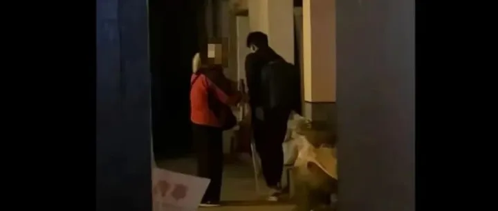 盲人老太求带路<em>被</em>质疑是“人<em>贩子</em>”，拍摄者发文道歉