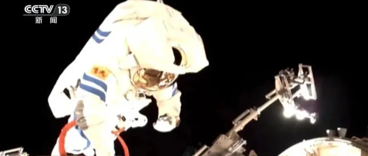 中国空间站在轨舱外航天服D、E首次成功保障出舱任务