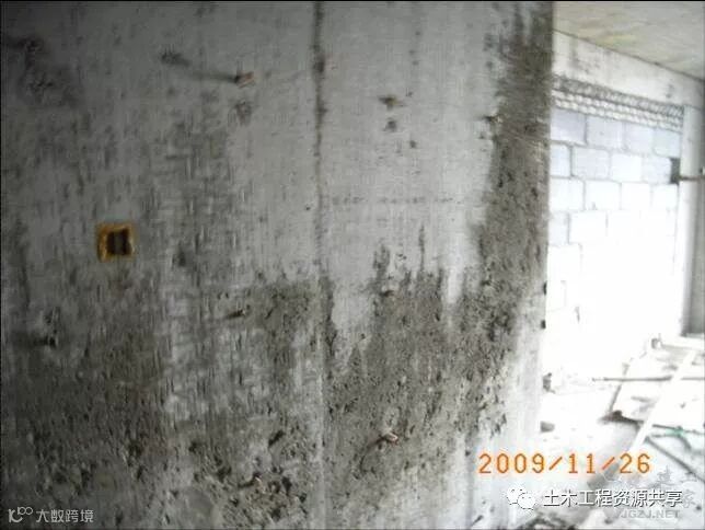 砼剪力墙拆模过早,脱皮较重.jpg