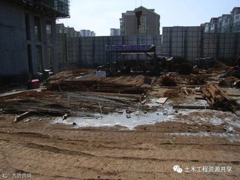 现场部分待用钢筋泡水.jpg
