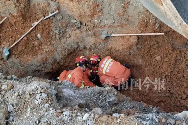 紧急救援!柳州一工地泥土坍塌,致两名工人被埋