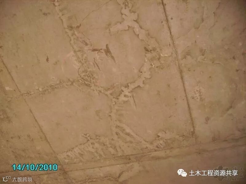 部分楼层,现浇混凝土楼板裂缝现象严重.jpg