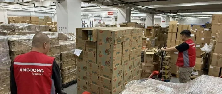 京东紧急驰援<em>香港</em>大埔火灾，首家首批救援物资连夜<em>送达</em>