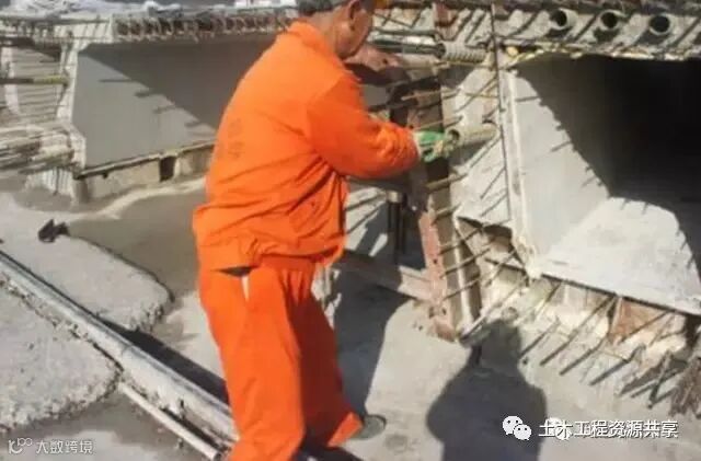 后张法预应力箱梁施工做法细节展示-抽动实心胶管或钢绞线