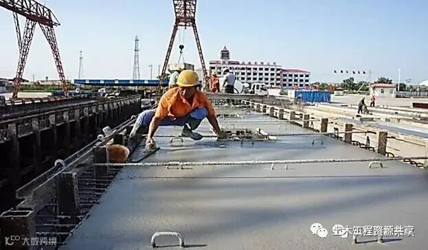 后张法预应力箱梁施工做法细节展示-木抹子搓面