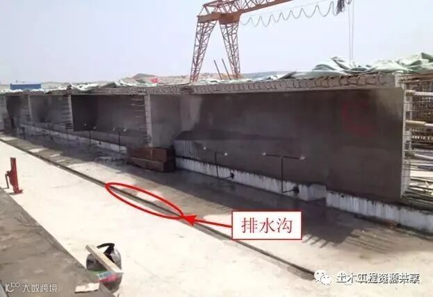 后张法预应力箱梁施工做法细节展示-预留排水沟