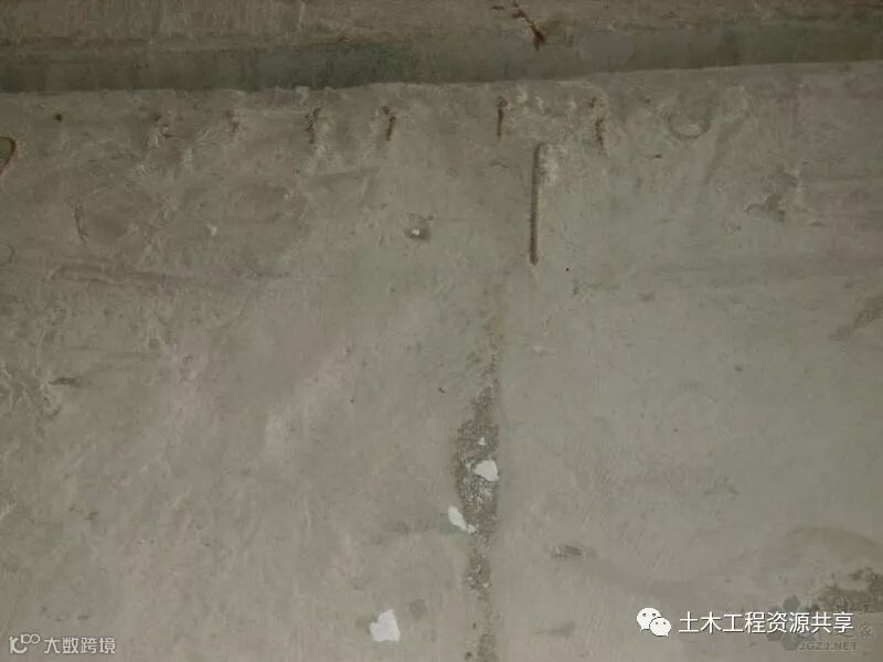 楼板钢筋外露.jpg