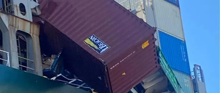 18个集装箱突发坠海事故！英国港口出现延误