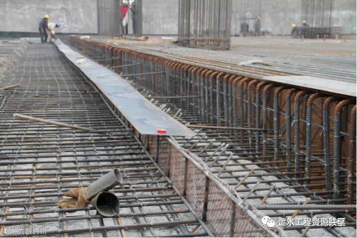 底板后浇带止水钢板开口向下还是向上?_4