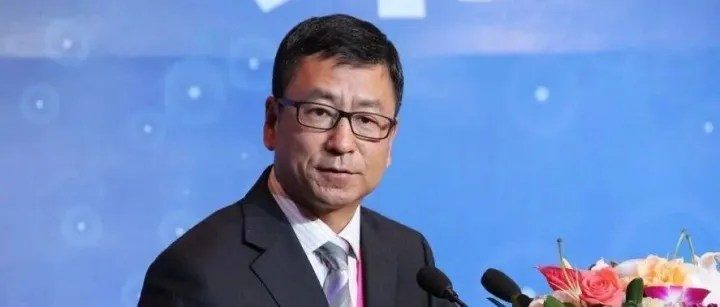 白岩松对“最快女护士”事件的评点，并不能自圆其说