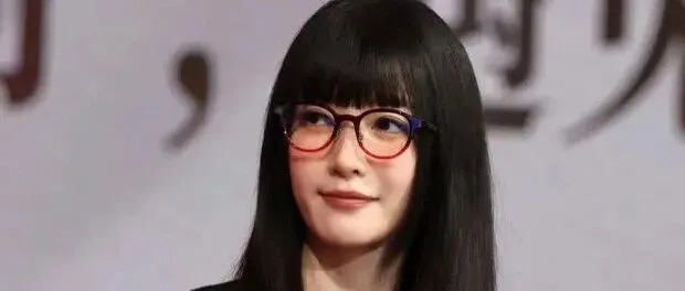 江疏影齐头帘眼镜造型成麻辣女教师，黑色丝袜大方秀美腿