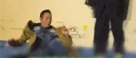 70岁任达华出席活动突发意外！跌倒眼镜甩飞，后续如何？