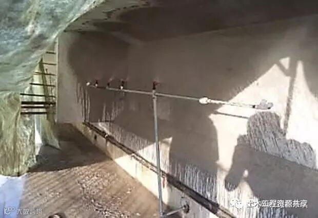 后张法预应力箱梁施工做法细节展示-腹板遥控喷淋养生