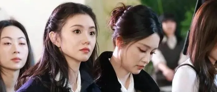 上海时尚活动：刘浩存浓妆淡抹表现平平，赵今麦略带乡土感，李沁抢足风头