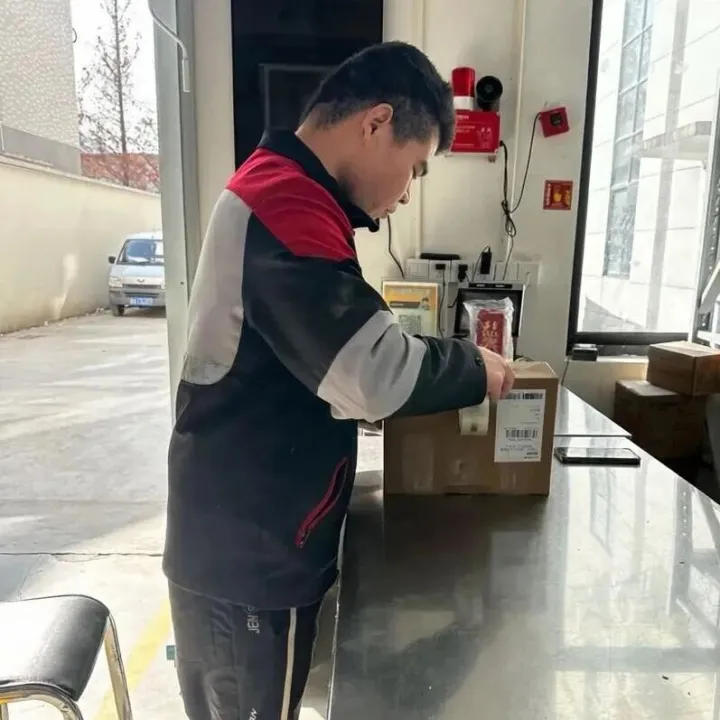 【警惕】书中挖空藏5万现金，顺丰小哥当场识破