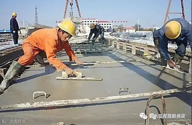 后张法预应力箱梁施工做法细节展示-木抹子找平