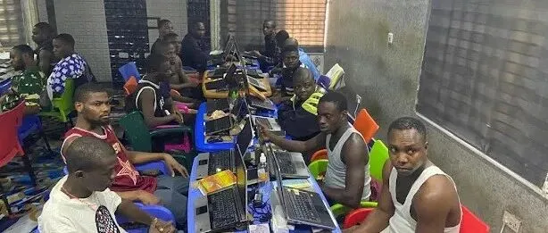 加纳抓了32名尼日利亚<em>诈骗犯</em>，但真正被解救<em>的</em>不只受害者