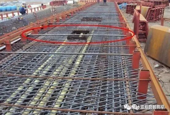 后张法预应力箱梁施工做法细节展示-对拉螺栓顶面示意图