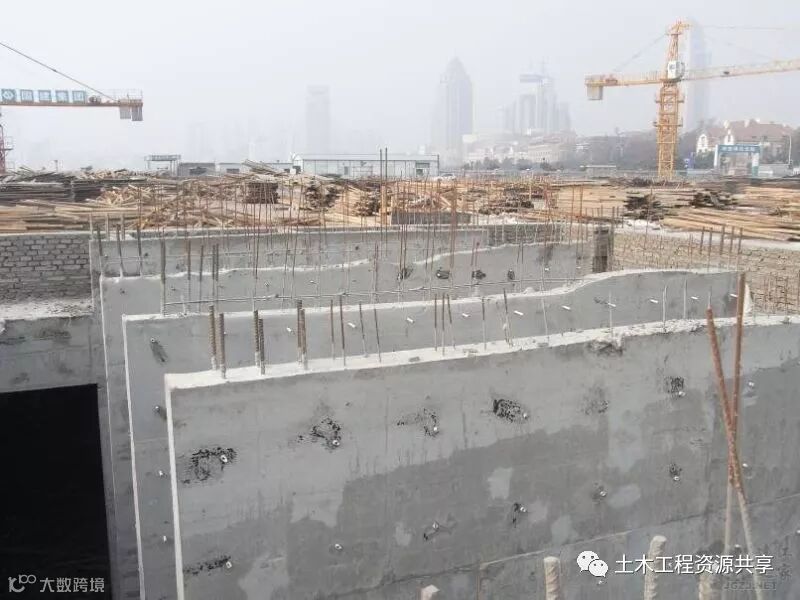 混凝土施工缝留置不直.jpg