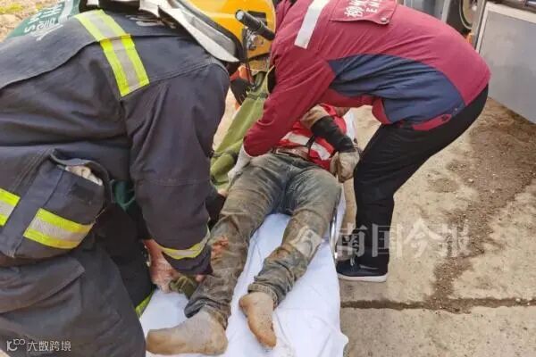 紧急救援!柳州一工地泥土坍塌,致两名工人被埋