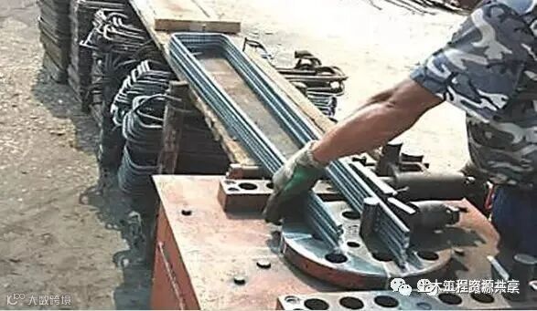 后张法预应力箱梁施工做法细节展示-用钢钉对弯折点进行卡位