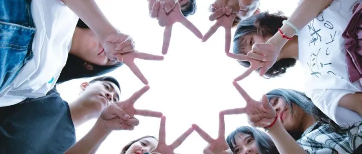 当企鹅戴上礼帽：一场集体情绪展演中的社会心态镜像与符号解码 | 品牌与公共传播