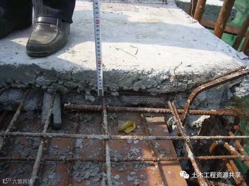 施工缝处板钢筋位移严重,钢筋保护层超大.jpg