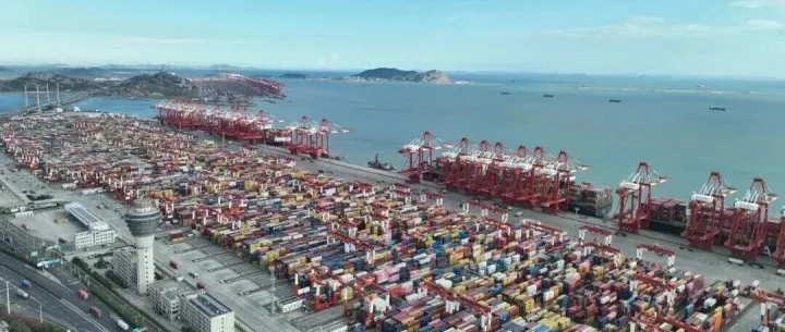 上海港提前突破5000万标箱！