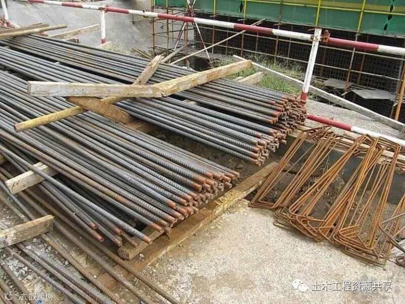 直螺纹钢筋未及时套筒保护.jpg