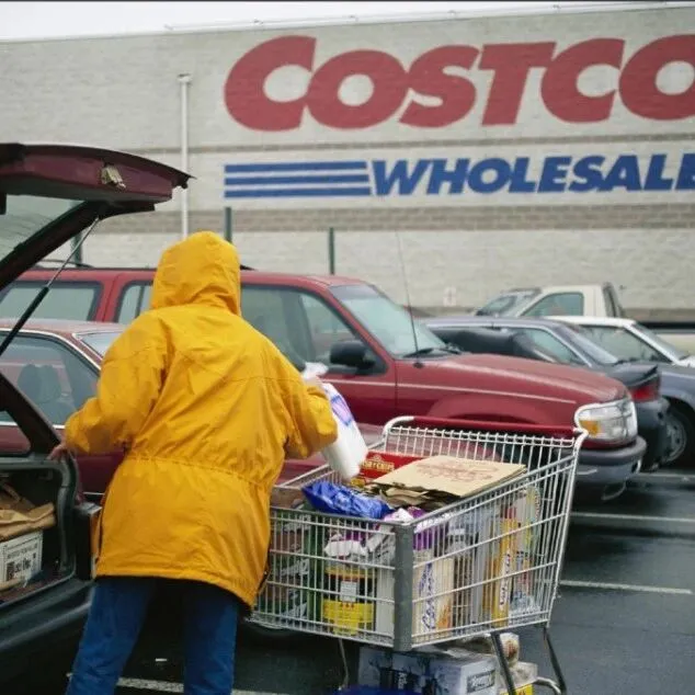 美国百余家企业关税起诉遭驳回？特朗普狂征了超2000亿美元关税后，美国人造圣诞树价格开始飙涨！