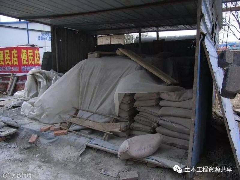 现场水泥库未封闭.jpg