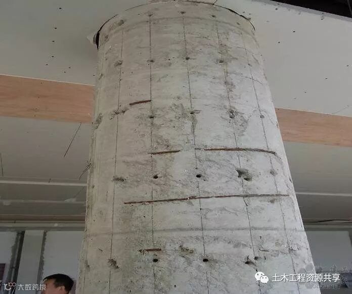框架圆柱表面多处露筋 砼保护层破损、局部砼不密实.jpg