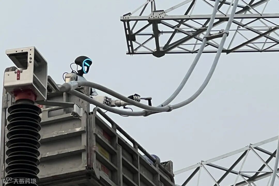 人形机器人开展220千伏吉能线引流线螺栓紧固作业。2.jpg