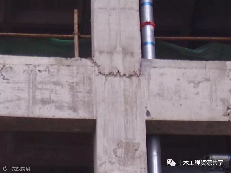混凝土柱接茬不平、不密实.jpg