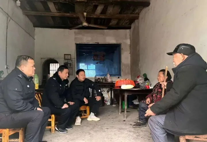 嘉鱼山林伐木起纠纷，一纸合同真伪闹了半个月