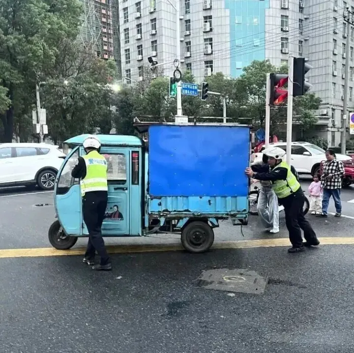 【观察】小哥收送件途中撞伤人，该由个人赔还是网点赔？