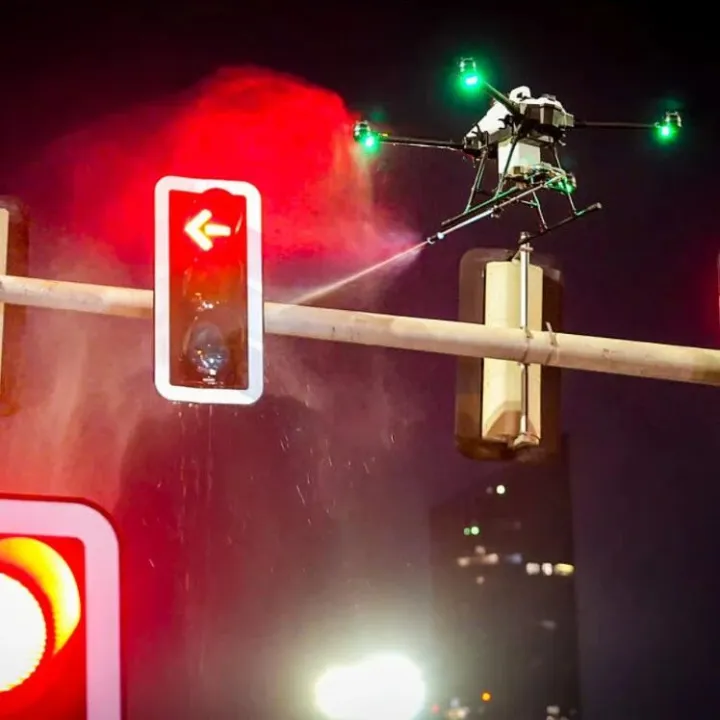 迪拜部分“低端劳动力”或将面临失业，RTA开始启用无人机清洁交通信号灯