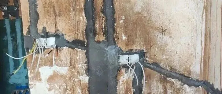 电线串联、开槽切断五孔板全部钢筋，找小公司<em>装修</em>真的太费<em>房子</em>！