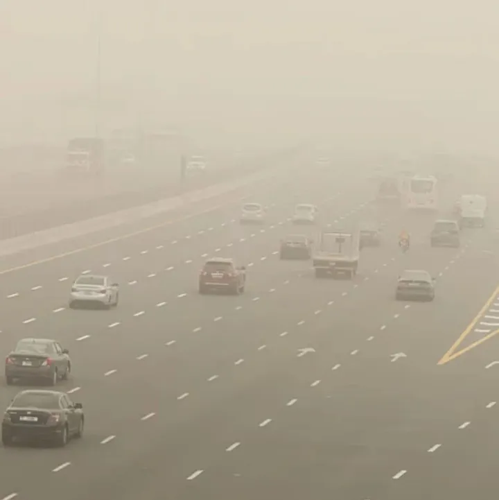 图集：迪拜遭遇沙尘暴天气，整个酋长国被沙尘笼罩