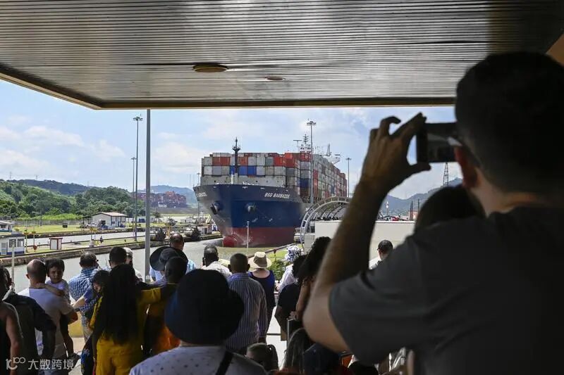 游客在巴拿马运河的米拉弗洛雷斯船闸游客中心观看货轮通过船闸驶入太平洋。新华社资料