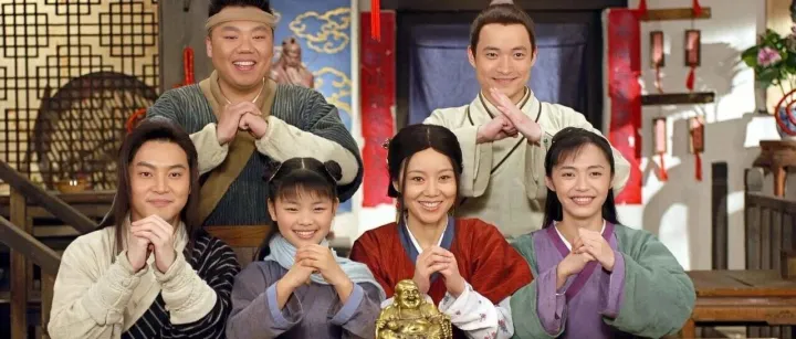 求好运的年轻人，挤满了购物中心的财神店