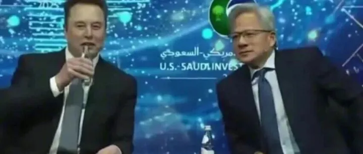 马斯克和黄仁勋在沙美投资论坛上的最新访谈。马斯克：未来4-5年，发射AI卫星将是最理想的算力建设方式；黄仁勋：摩尔定律已死