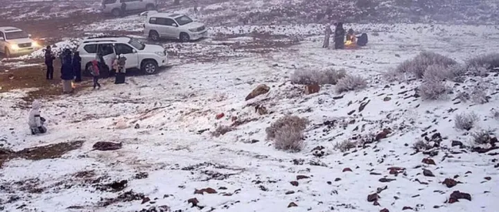 沙特北部哈伊勒下雪了