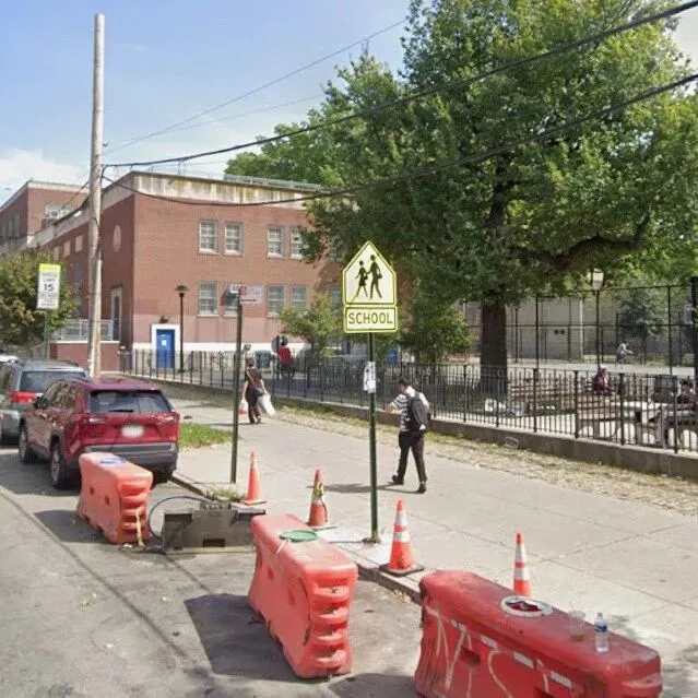 法拉盛校园劫案！5亚裔男刺伤、殴打17岁少年；遭109分局悬赏$3500通缉